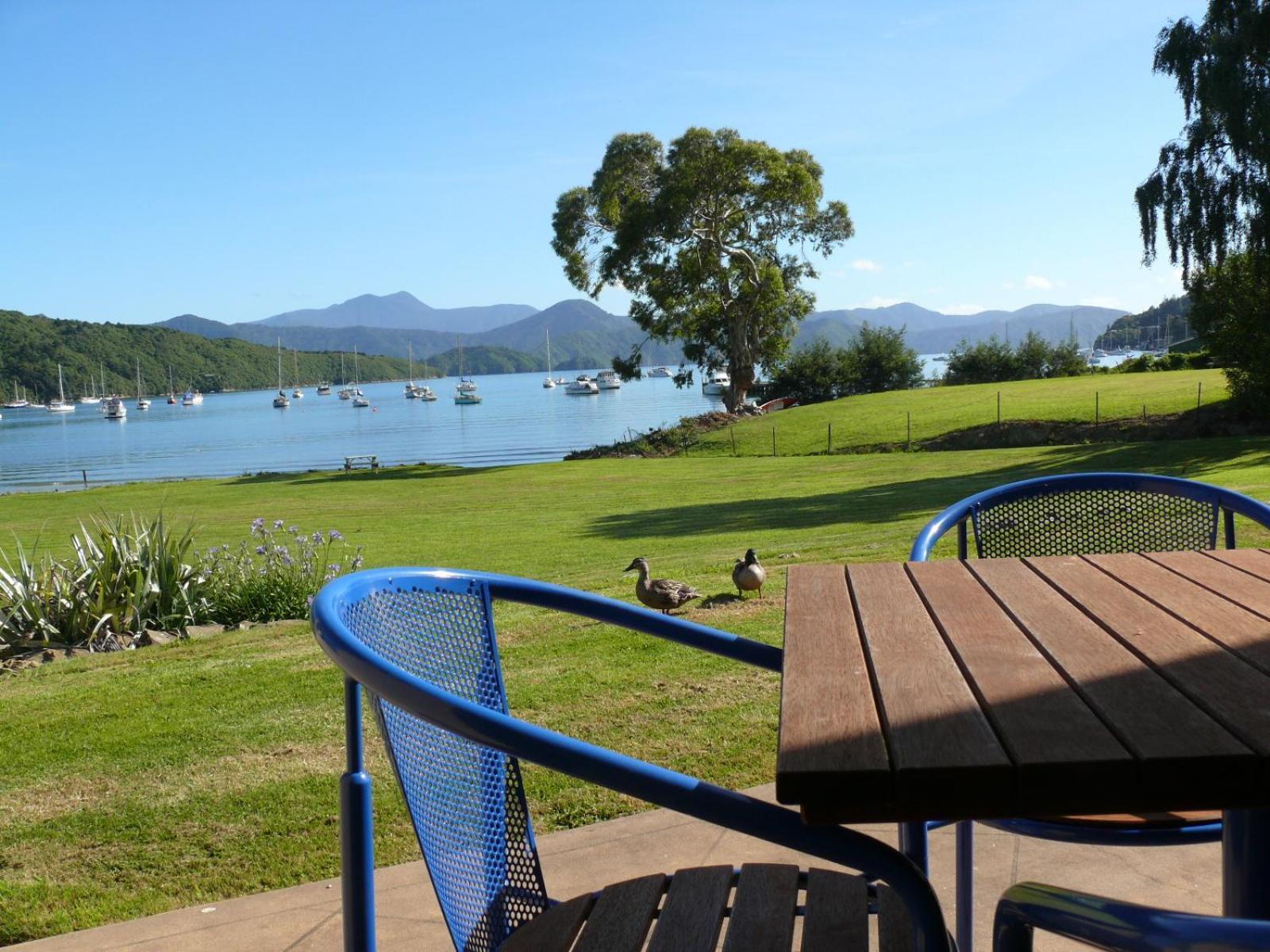 Bay Vista Waterfront Motel พิคตัน ภายนอก รูปภาพ