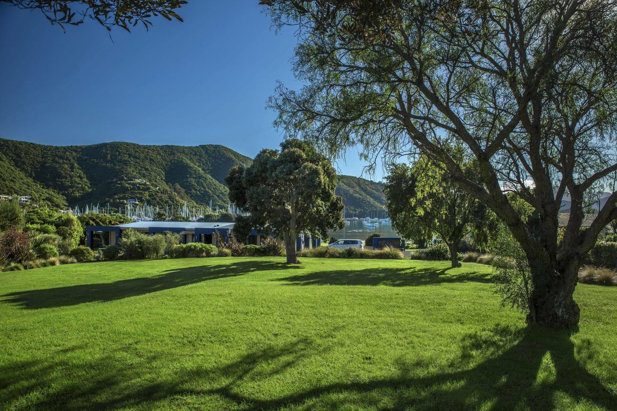 Bay Vista Waterfront Motel พิคตัน ภายนอก รูปภาพ